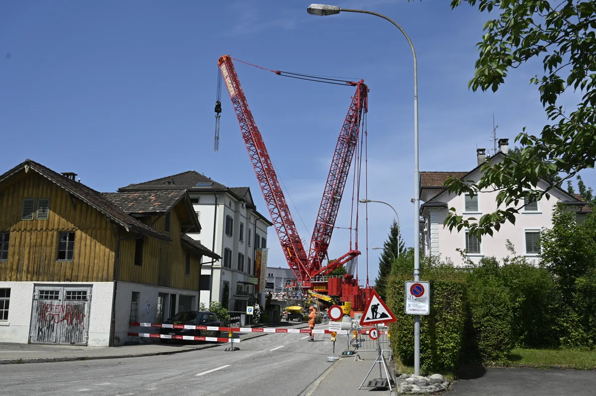 Der Raupenkran ist nun gestützt und gesichert mit Gewichten.